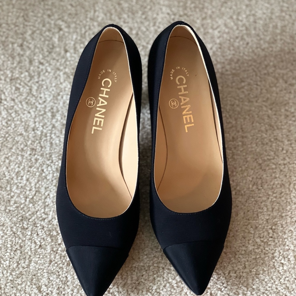 NWOT Chanel black pumps - Picture 3 of 10